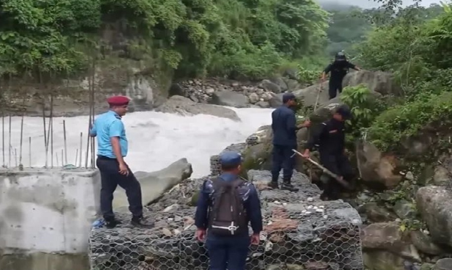प्रहरीबाट लखेटिएका सन्तोष जब सेतीमा हेलिए